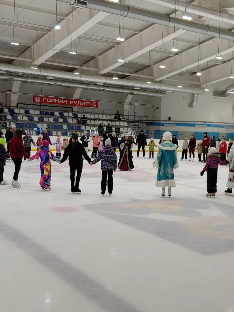 Дед Мороз на коньках!